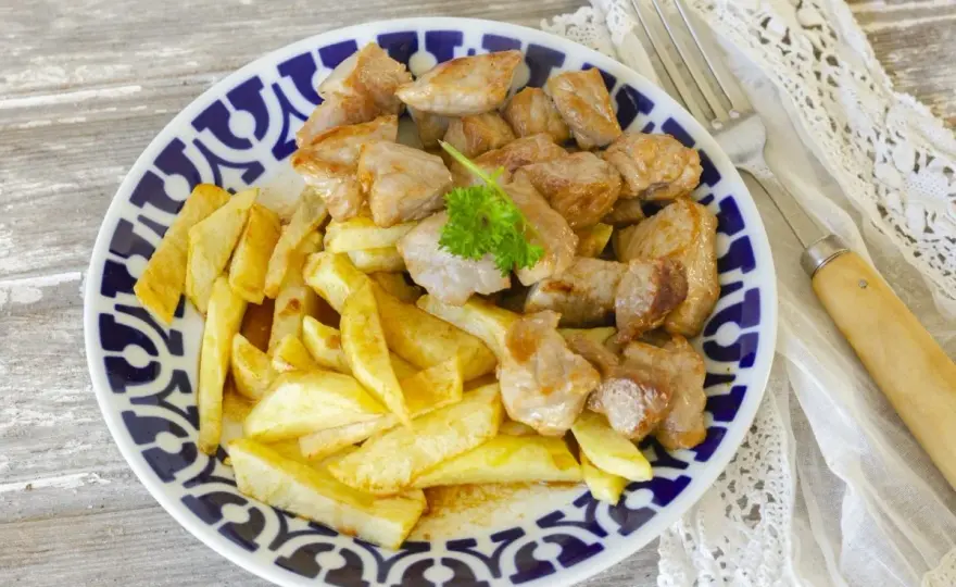 Raxo gallego con patatas, jugoso y dorado en sartén