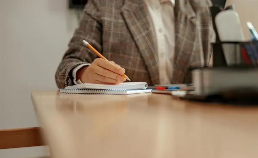 Wsparcie przy pisaniu pracy doktorskiej – co warto wiedzieć przed rozpoczęciem współpracy?