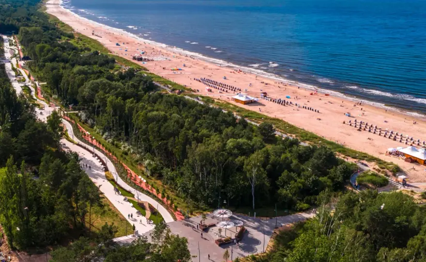 Pociągiem prosto na plażę? Odkryj stacje nad polskim morzem!