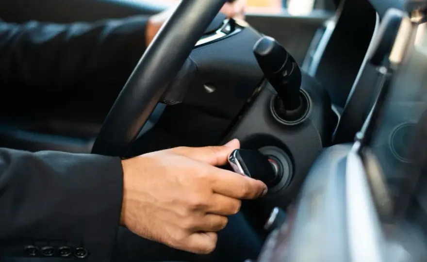 ¿A tu coche le cuesta arrancar? Causas y cómo saber qué falla