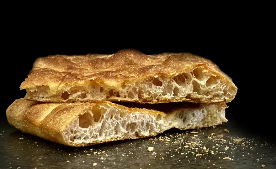 Schiacciata toscana fatta in casa, croccante e morbida