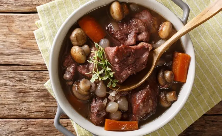 Coq au vin – tradycyjny przepis, który zaskoczy Twoich gości