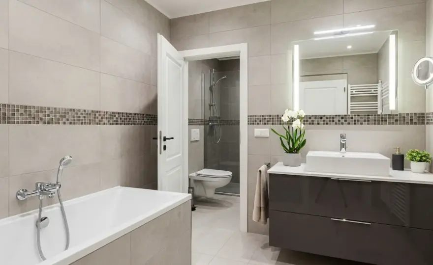 Kreatywne pomysły czym ozdobić łazienkę: 8 sprawdzonych inspiracji