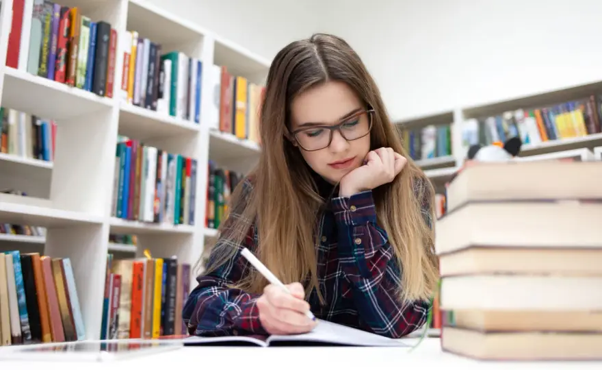 Estudio en casa con aire de biblioteca y mejor concentración