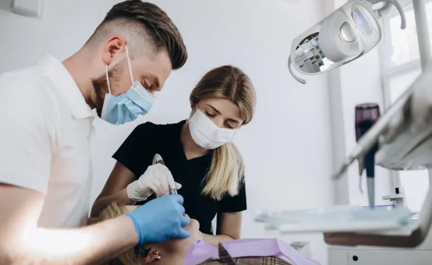 Stripping w ortodoncji - Czy to bezpieczne rozwiązanie dla Ciebie?