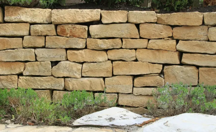 Natursteinmauer bauen - Planung, Fundament und Tipps