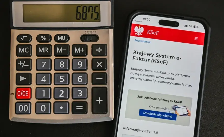 Faktura bez VAT: Zasady, KSeF 2026 i jak uniknąć błędów.