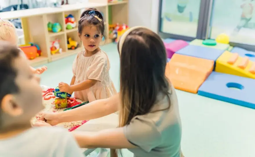 Na ile godzin 3 latek do przedszkola? Odkryj najlepsze rozwiązania