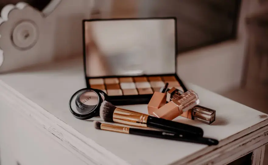 Make-up Grundausstattung: Ihre ultimative Checkliste für jeden Tag