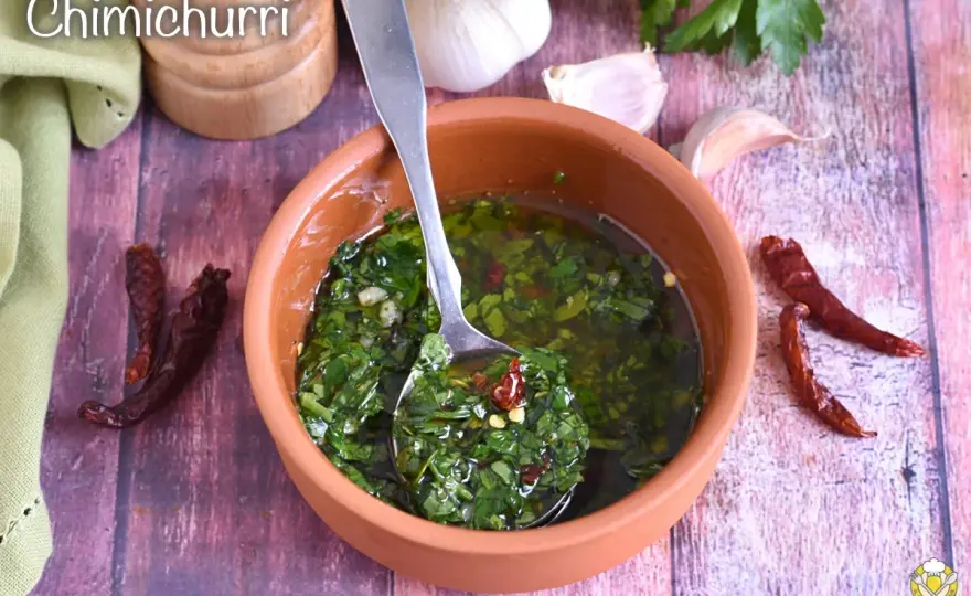 Chimichurri fatto in casa - la salsa verde per carne e verdure