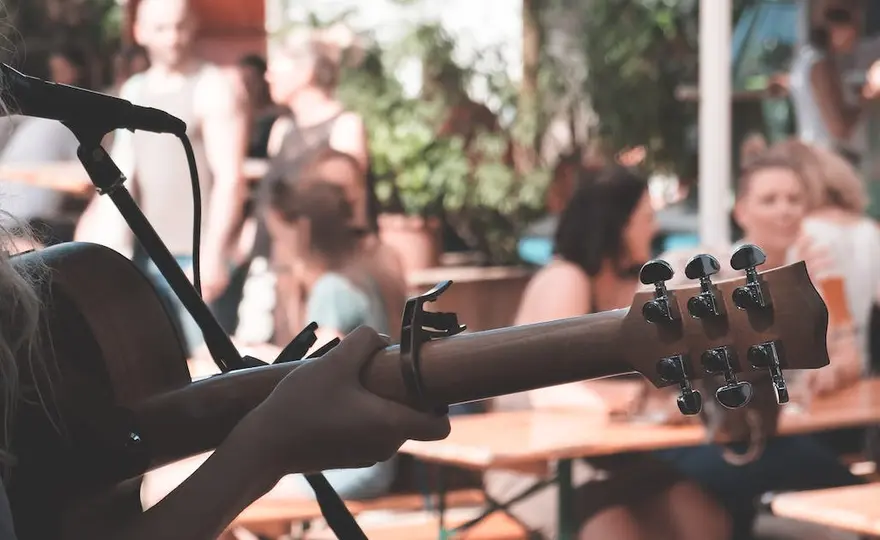  Jak nastroić gitarę w domu - porady dla początkujących i zaawansowanych