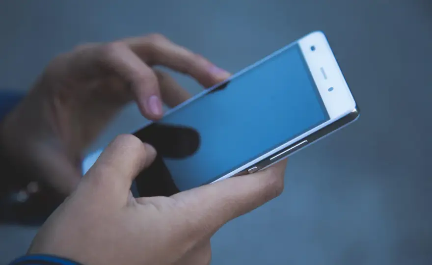 Jak skutecznie sprawdzić czy telefon jest na podsłuchu przez policję - poradnik