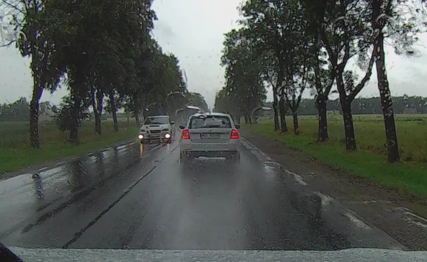 Światła mijania a dzienne - Kiedy używać? Uniknij kar!