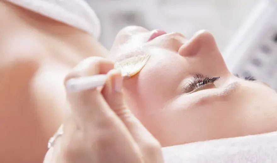 Jaki peeling do cery naczynkowej? Odkryj delikatne opcje bez podrażnień