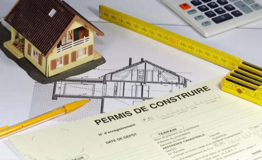 Peut-on commencer les travaux pendant un recours des tiers ?