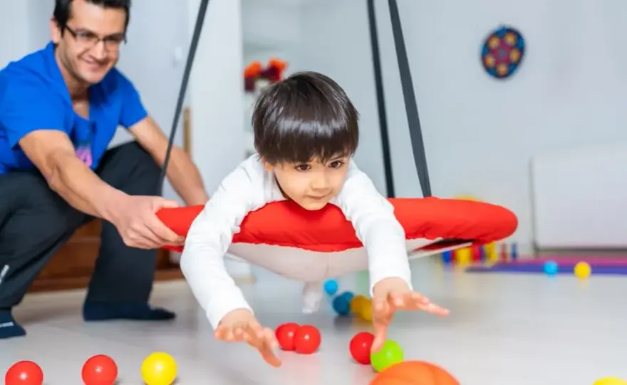 Terapia sensoryczna dla kogo? Odkryj, kto naprawdę może skorzystać