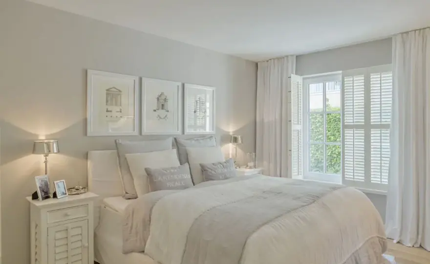Schlafzimmer im Strandhausstil - ruhig, hell und wohnlich