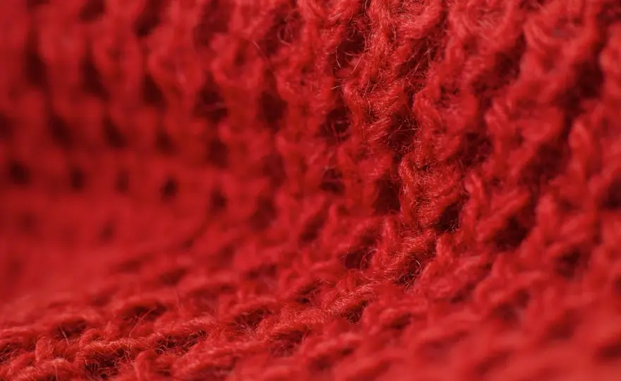 Angora - materiał, który grzeje. Czy warto i jak o nią dbać?
