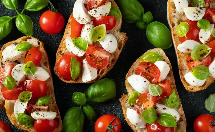 Pomidory z mozzarellą - przepis na idealny obiad i przystawkę