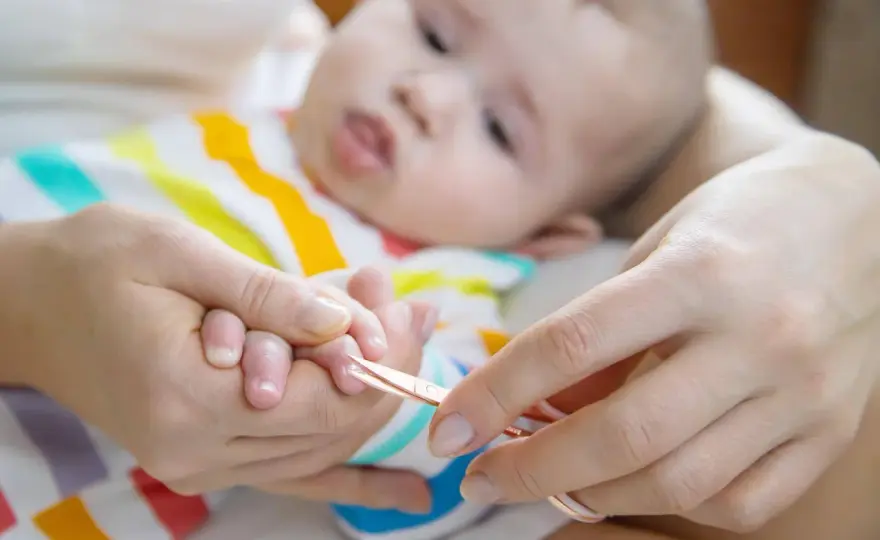 Jak obcinać paznokcie niemowlakowi bezpiecznie i bez stresu