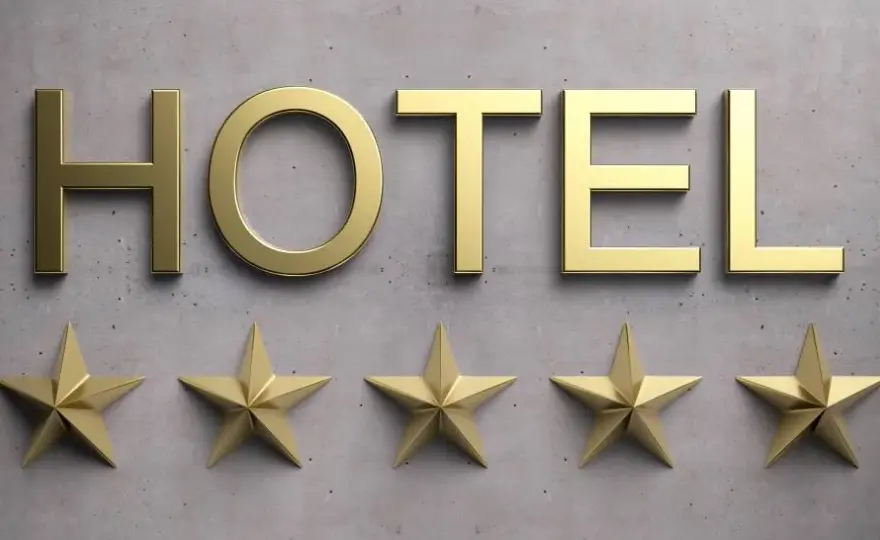 Kto przyznaje gwiazdki hotelom i jakie są kryteria oceny?