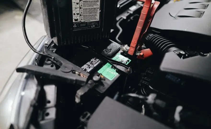 Jak ładować akumulator prostownikiem - Poznaj zasady i unikaj błędów