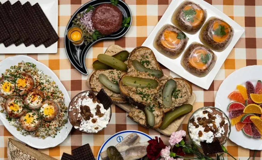 PRL na talerzu: Jak zorganizować kulinarną imprezę w stylu retro?
