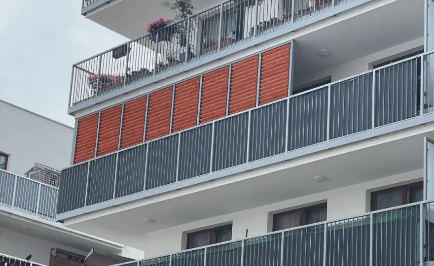 Czy można dobudować balkon w bloku? Poznaj kluczowe przepisy i koszty