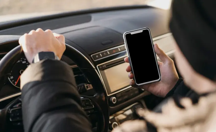 Mandat za telefon - ile wynosi i jak uniknąć 12 punktów karnych?