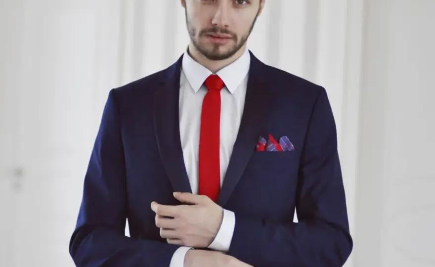 Jaki krawat na studniówkę? 5 niezbędnych wskazówek dla eleganta