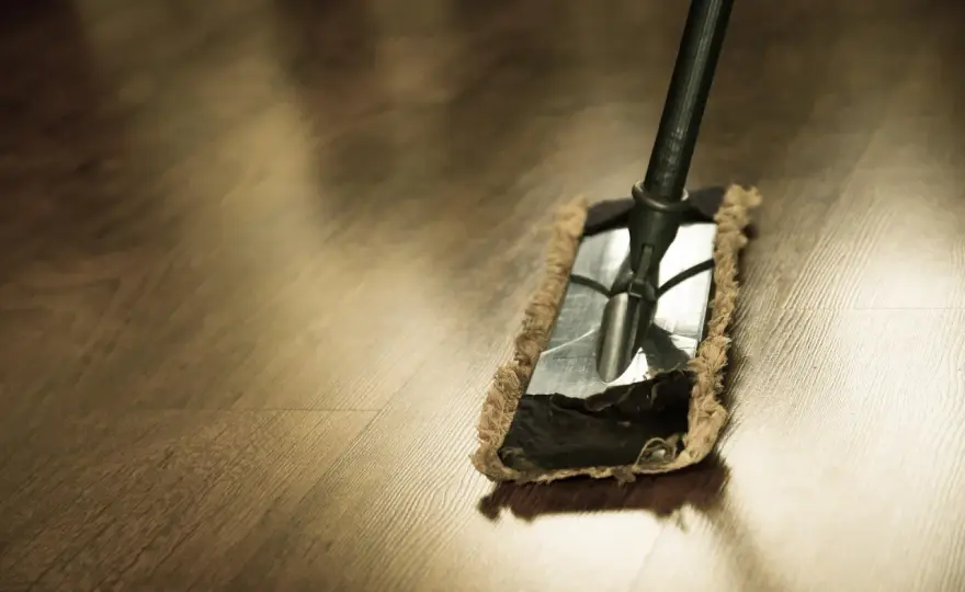 Come lavare i pavimenti senza aloni - Guida definitiva