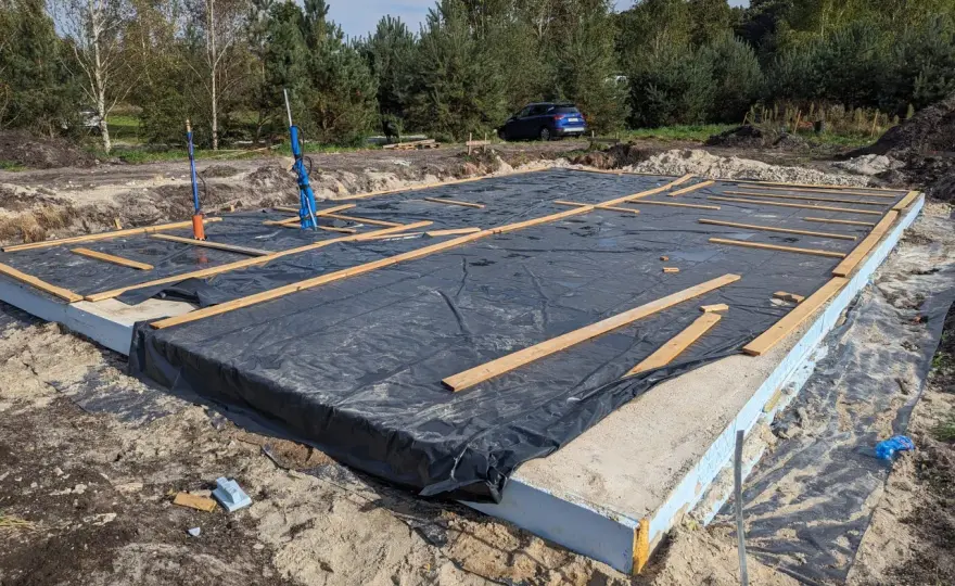 Jak bezpiecznie przezimować płytę fundamentową? Poradnik krok po kroku