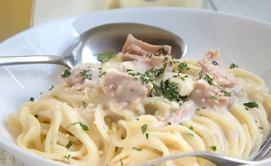 Thunfischpasta - So gelingt die saftige Sauce in 15 Minuten
