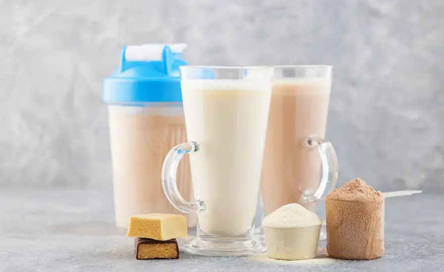 ¿Es saludable sustituir la cena por un batido de proteínas? Pros y contras