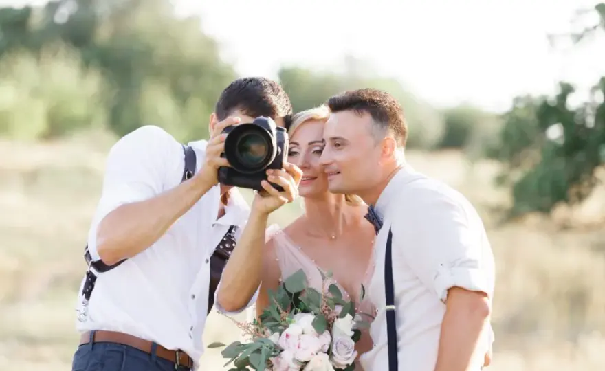 Ile kosztuje fotograf na wesele? Poznaj ceny i ważne czynniki