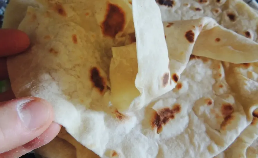 Tortilla na ciepło z patelni - Jak zrobić, by była miękka i elastyczna?