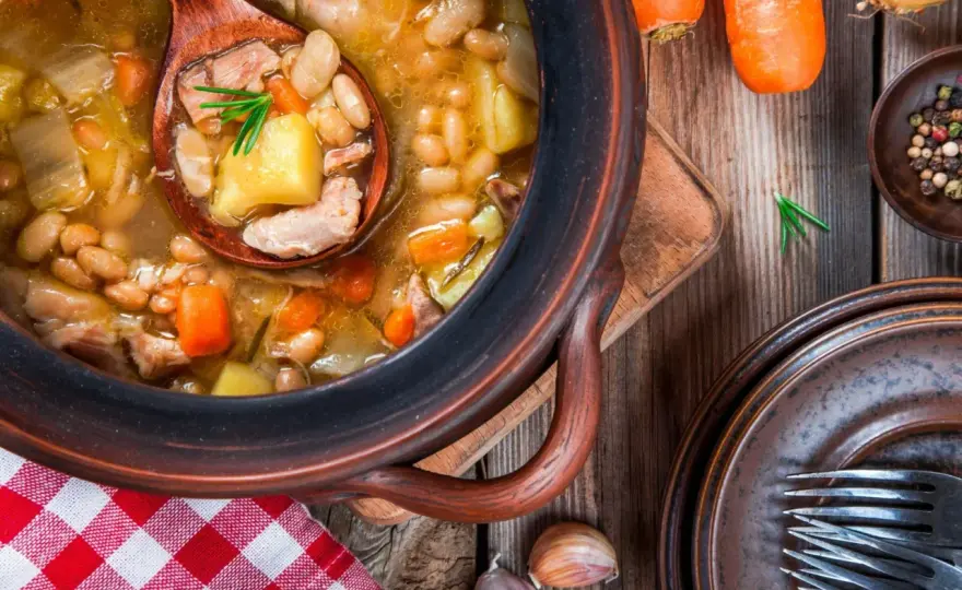 Ile kcal ma zupa fasolowa? Zaskakujące różnice w kaloryczności