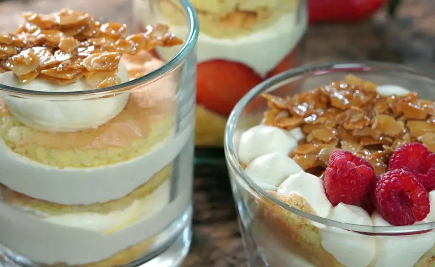 Bienenstich im Glas - So gelingt der Klassiker einfach & perfekt