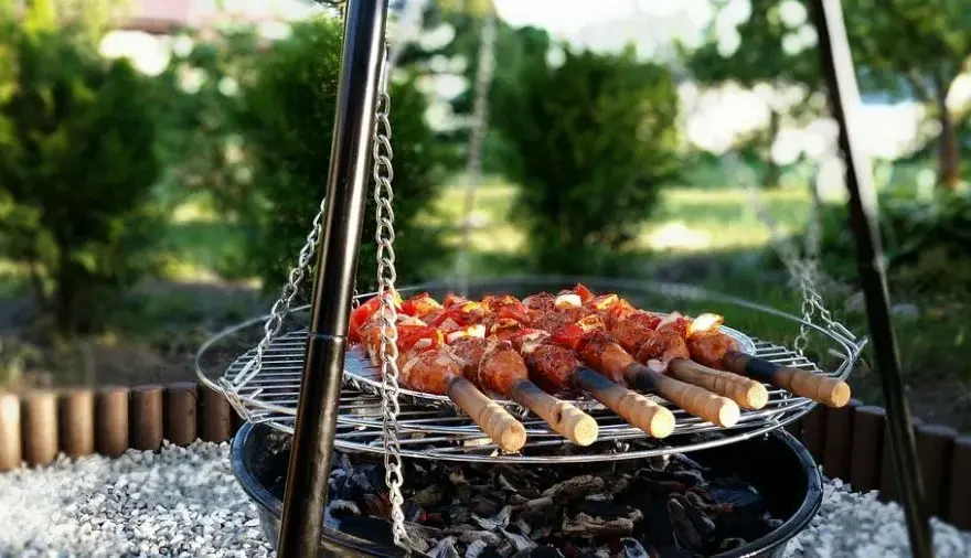 Grillowanie w Żabce: najlepsze promocje i produkty na sezon grilla