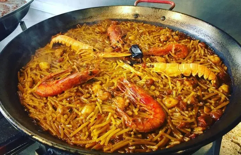 Gdzie zjeść paellę w Barcelonie? Odkryj najlepsze restauracje i smaki