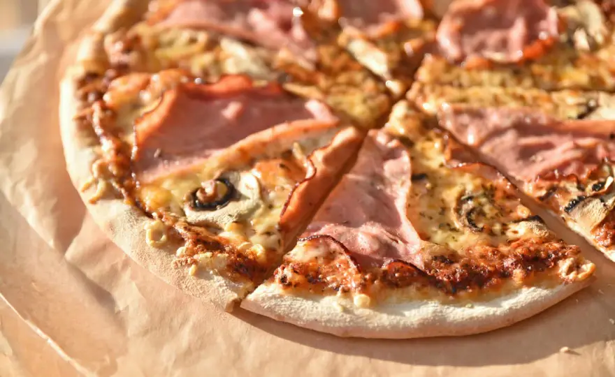 Jak przygotować pieczarki do pizzy, by uniknąć wodnistego smaku