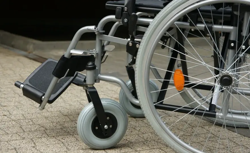 Wózek inwalidzki z NFZ: Jak uzyskać refundację? Poradnik krok po kroku