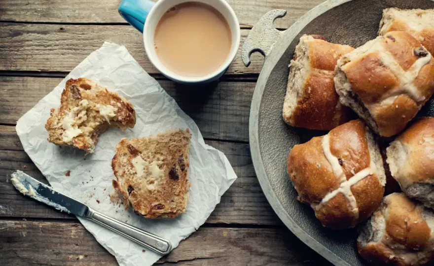 Hot cross buns - świąteczne bułeczki, które warto upiec w domu