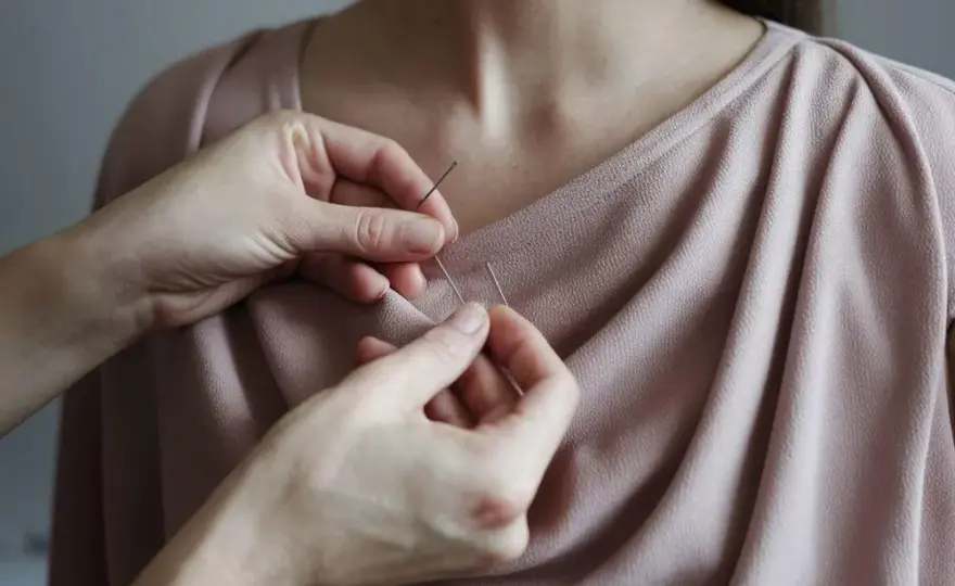Perfekcyjny dekolt w bluzce? Poznaj techniki Jacka Kaźmierczaka