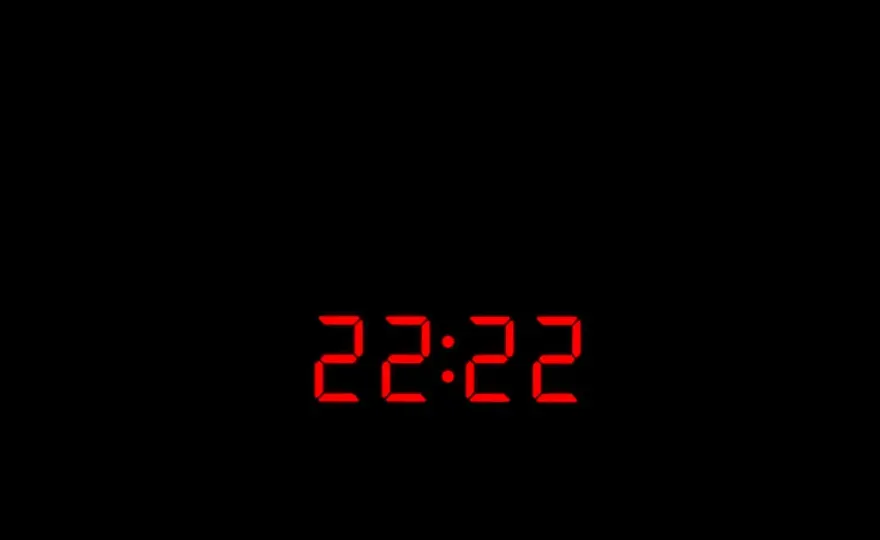 Godzina 22:22 - Co oznacza ten znak w numerologii i miłości?