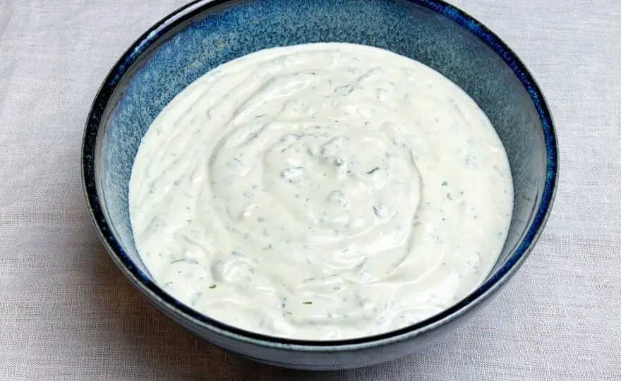Yoghurtsås till kyckling - Så lyckas du med smak och konsistens