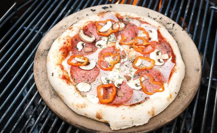 Pizza vom Grill mit Pizzastein - So gelingt sie perfekt!