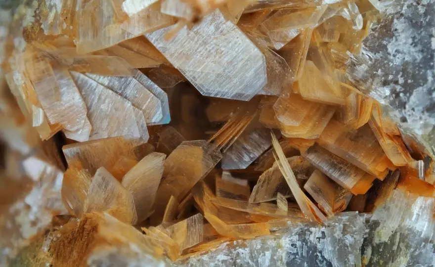 Anhydrit: Eigenschaften, Einsatz & Feuchteprobleme verstehen