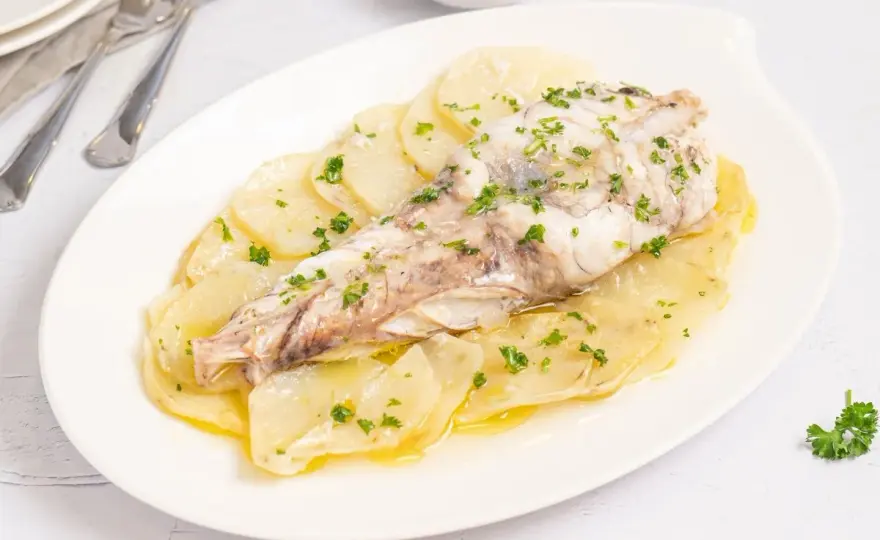 Cómo hacer rape al horno con patatas sin que quede seco