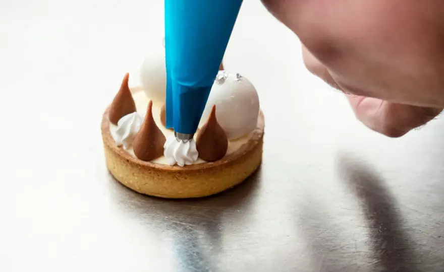 Pochage gâteau - Maîtrisez la poche à douille pour un décor pro